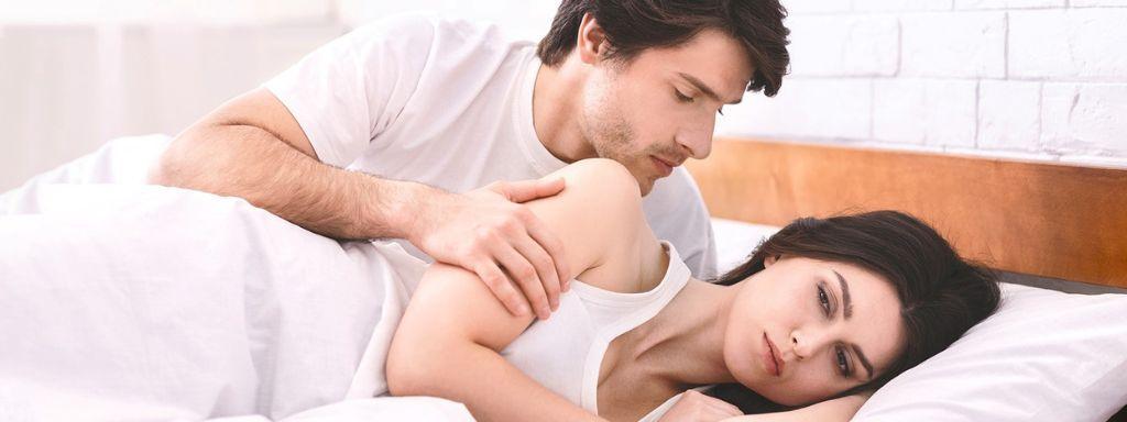 Gondterhelt pár fekszik az ágyban, a HPV terjedésének kérdéseire utalva.